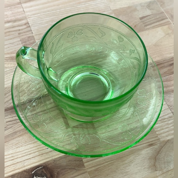 Rare Vintage 1930’s Hazel Atlas Uranium Glass Tea Cup and Saucer Shamrock Motif - Picture 4 of 10